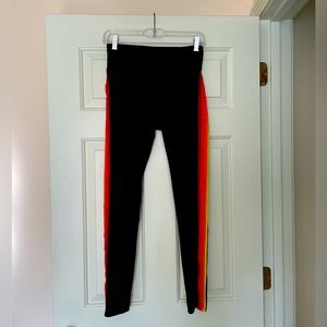 Like new Noli legging size medium.  Cute details on the sides.